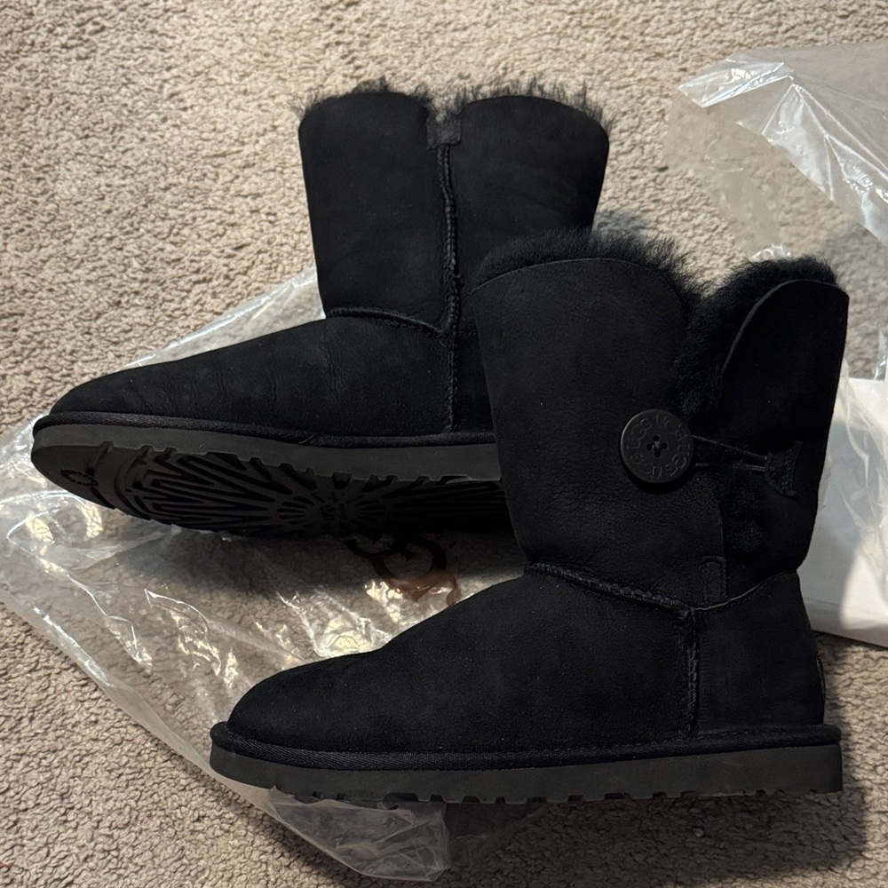 UGG Black Boots UGG Bailey Button II - Picture 2 of 7